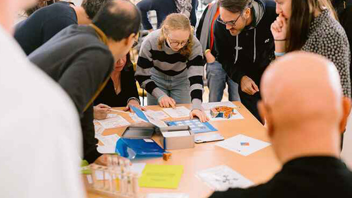 des participant sont en train de jouer a un escape game sur le climat